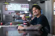 Gabriel Medina inaugura loja conceito da Mini Kalzone em Santa Catarina com amigo surfista