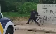 GCM afastado após jogar bicicleta de entregador em córrego em Mogi