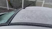 Geada cobre carros em amanhecer congelante no Rio Grande do Sul
