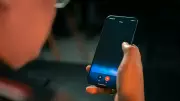 Google atualiza Gemini após processo por suicídio e investe R$ 154 milhões em saúde mental