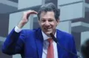 Haddad critica Flávio Bolsonaro por fake news e nacionaliza campanha em SP