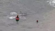 Helicóptero faz pouso forçado no mar da Barra da Tijuca e afunda parcialmente