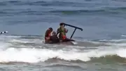 Helicóptero faz pouso forçado no mar da Barra da Tijuca e tripulantes nadam até a areia