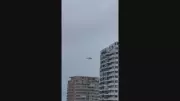 Helicóptero quase toca o mar em manobra arriscada na Barra da Tijuca, Rio de Janeiro