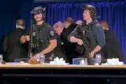 Homem armado tenta invadir jantar de Trump com jornalistas e atira em agente
