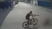 Homem em situação de rua é baleado cinco vezes por ciclista em Nova Iguaçu