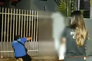 Homem morre após prender cabeça em portão ao tentar pular em Dourados, MS