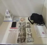 Homem é preso com drogas em Paraty após denúncias; adolescente apreendido