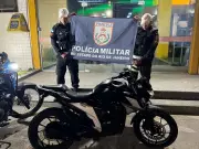 Homem é preso com moto clonada e drogas após tentativa de fuga em Macaé