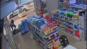 Homem tenta furtar farmácia 'de fininho' em Londrina, vê PM e devolve produtos antes de abordagem