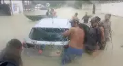 Homens tentam resgatar carro submerso em alagamento histórico em Manaus; vídeo viraliza