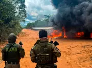 Ibama incinera avião usado em garimpo ilegal durante operação no Pará