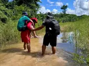 Idoso de 86 anos é resgatado nas costas de bombeiro no Acre após cheia