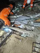 Imóvel de três andares desaba em Olinda e idoso de 72 anos é resgatado com vida dos escombros
