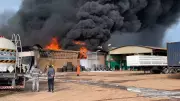 Incêndio de grande proporção atinge loja de autopeças em Boa Vista
