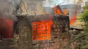 Incêndio destrói residência em Ipatinga após tentativa de queimar papelão dentro de casa