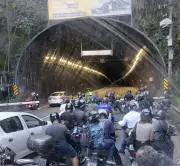 Incêndio em caminhão interdita Túnel da Covanca na Linha Amarela e causa congestionamento