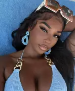 Influenciadora americana morre em Zanzibar após suposta tentativa de suicídio; noivo é interrogado