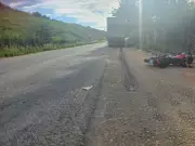 Jovem de 22 anos morre em acidente com moto, carro e caminhão em Teófilo Otoni