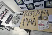Jovem é preso por tráfico de drogas em Cuiabá após tentativa de fuga e apreensão de 240 porções
