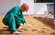 Jovens americanos trocam faculdade por construção civil em busca de salários e segurança