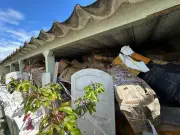 Justiça determina limpeza de casa de idoso acumulador de lixo em Rio Branco