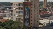 Kobra finaliza mural gigante em Itu em homenagem a Almeida Júnior ao vivo