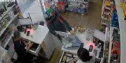 Ladrão é baleado e atropelado após assaltar mercearia em Botucatu; proprietário CAC reage