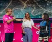 Laís Souza emociona ao ficar em pé em homenagem à cientista brasileira em evento de tecnologia