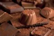 Maior produtora de chocolate do mundo corta lucro e ações despencam mais de 15%