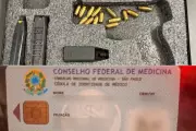 Médico anestesista preso por porte ilegal de arma após denúncia de violência doméstica em Santos