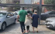 Mãe atacada a facão pelo filho presta depoimento e alega surto psicológico