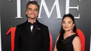Mãe de Wagner Moura rouba a cena em evento da revista Time e vira estrela