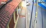 Mãe e filha sofrem ferimentos após carro desgovernado colidir com poste em Campestre, MG