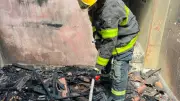 Mãe sofre queimaduras graves ao tentar apagar incêndio em casa no Noroeste de Minas