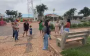 Mães protestam em Valentim Gentil após bebê voltar de creche com hematomas e nariz fraturado