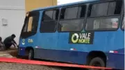Micro-ônibus desgovernado desce ladeira e atinge calçadas de casas em Juazeiro do Norte