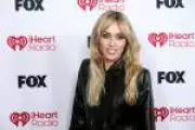 Miley Cyrus transforma nostalgia de Hannah Montana em linguagem fashion contemporânea