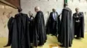 Ministros do STF minimizam crise, mas cerco ao tribunal persiste