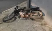 Motociclista morre após colidir com carro e ser arremessado contra poste em Curvelo