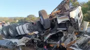 Motorista de 26 anos morre após carreta carregada com óleo vegetal capotar na BR-262 em Nova Serrana