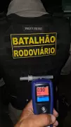 Motorista embriagado fura blitz e bate em árvore em Extremoz, RN