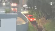 Motorista erra caminho e carro desce escadaria durante temporal em Erechim, RS