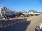 Motoristas sobrevivem após colisão e incêndio de carretas na BR-040, em Paracatu