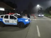 Mulher de 62 anos é presa por deixar crianças trancadas em carro em Petrópolis