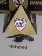 Mulher grávida agredida com barra de ferro em Corinto; marido é preso e arma apreendida