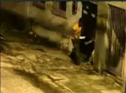 Mulher reage a assalto com facão no Recife; criminosos fogem, mas moto é apreendida