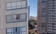 Mulher se arrisca ao limpar janela do 10º andar sem segurança em Goiânia