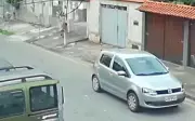 Mulher tem carro furtado em segundos ao abrir garagem em Volta Redonda