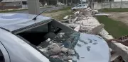 Muro de empresa desaba e atinge carros em Rio Grande; ninguém se feriu